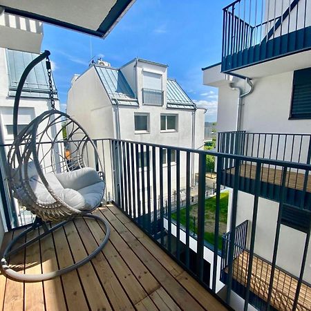 Modern Apartment With Balcony & Free Parking - Nearby Metro Відень Екстер'єр фото