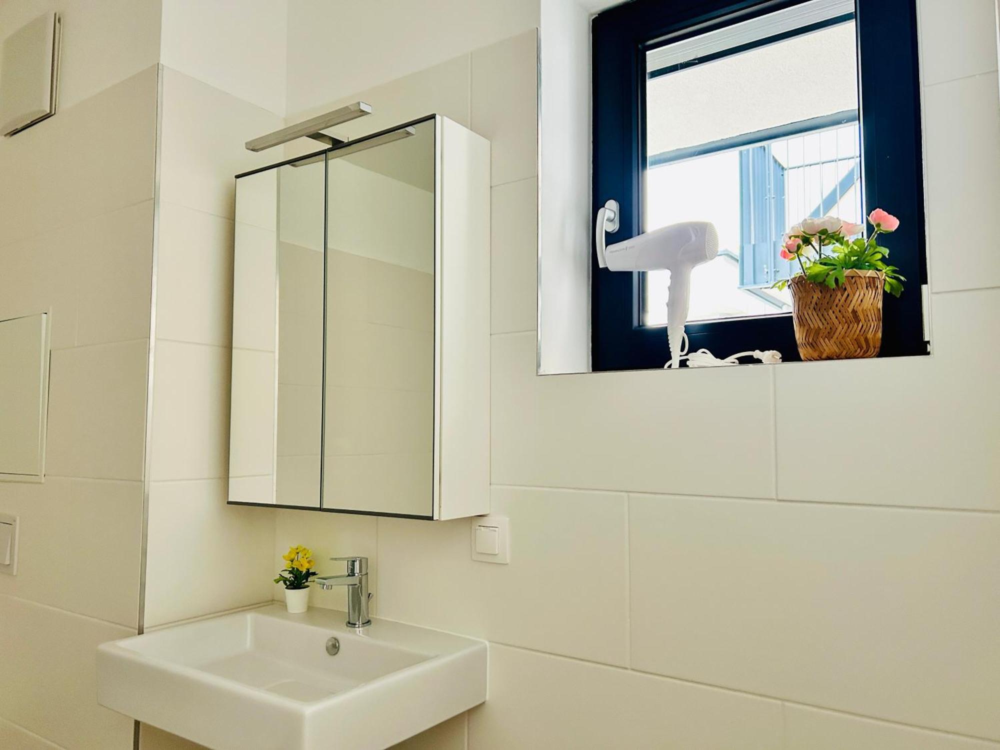 Modern Apartment With Balcony & Free Parking - Nearby Metro Відень Екстер'єр фото