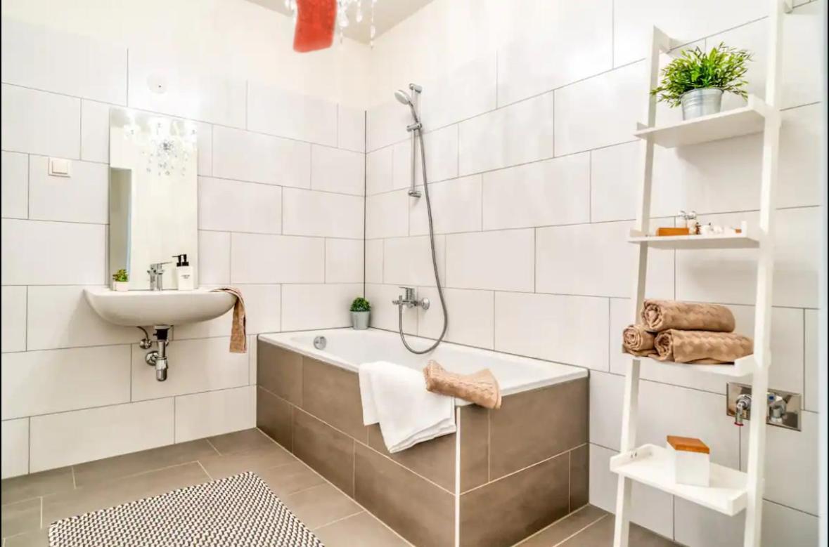 Modern Apartment With Balcony & Free Parking - Nearby Metro Відень Екстер'єр фото