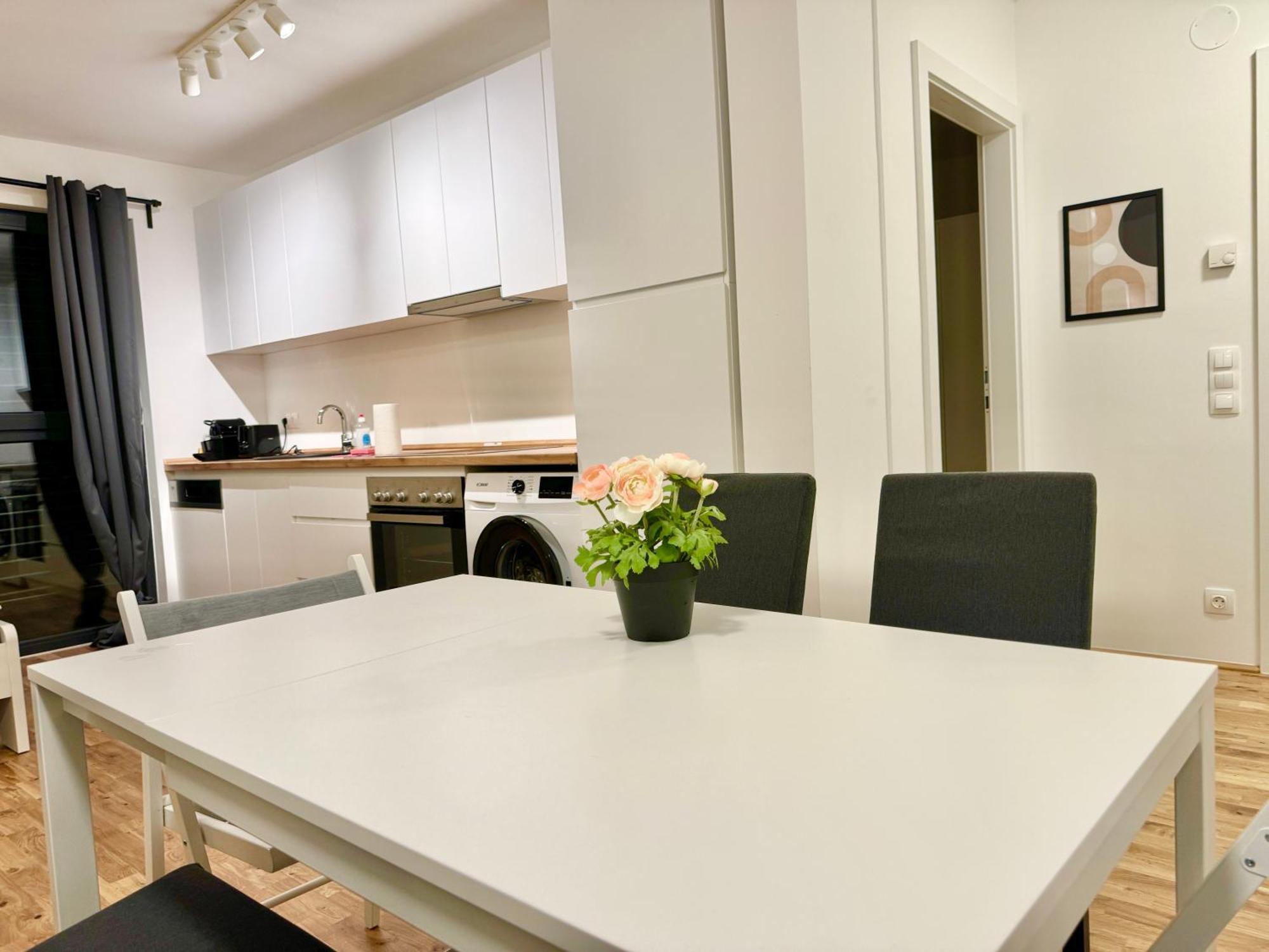 Modern Apartment With Balcony & Free Parking - Nearby Metro Відень Екстер'єр фото