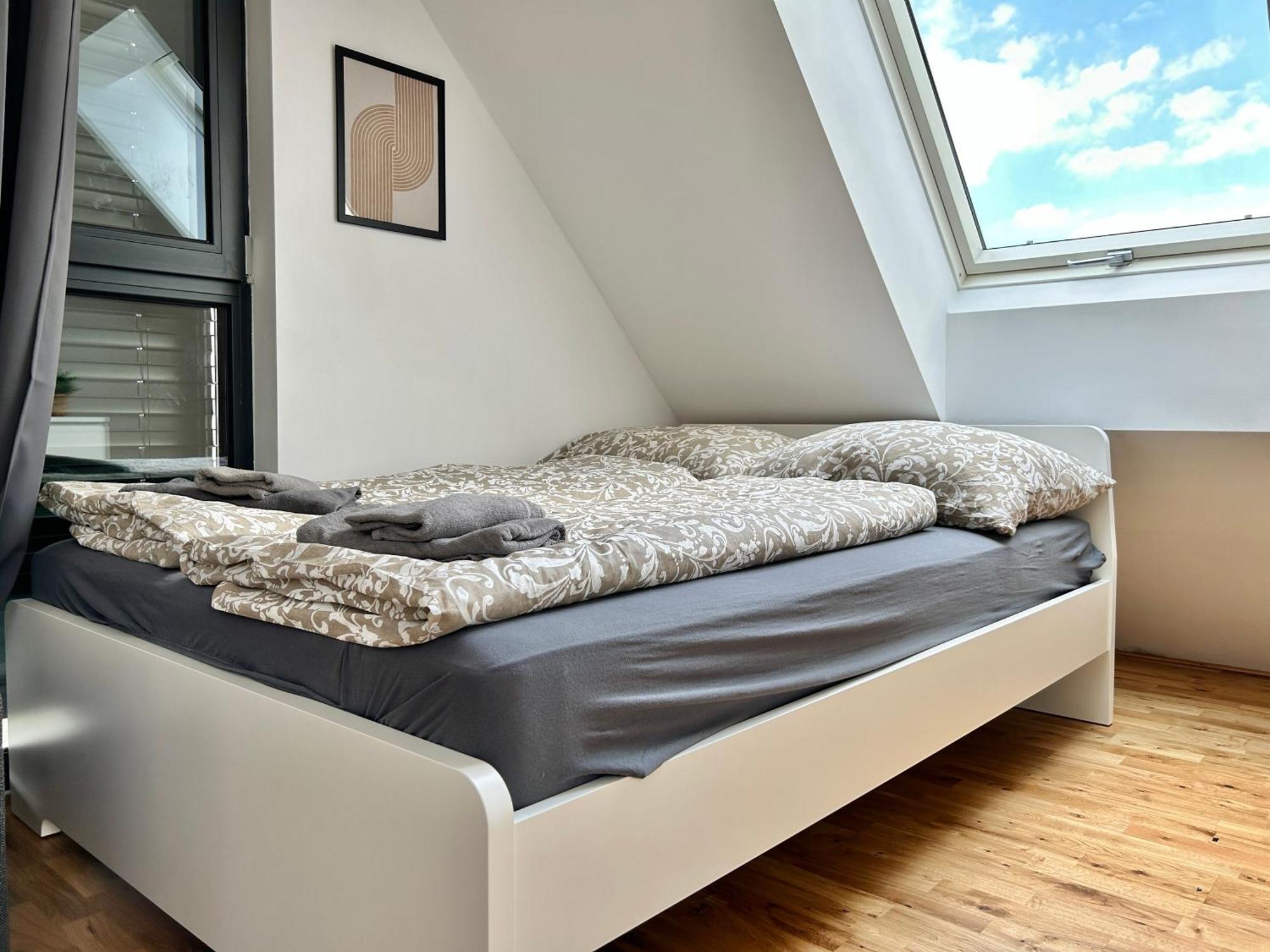Modern Apartment With Balcony & Free Parking - Nearby Metro Відень Екстер'єр фото
