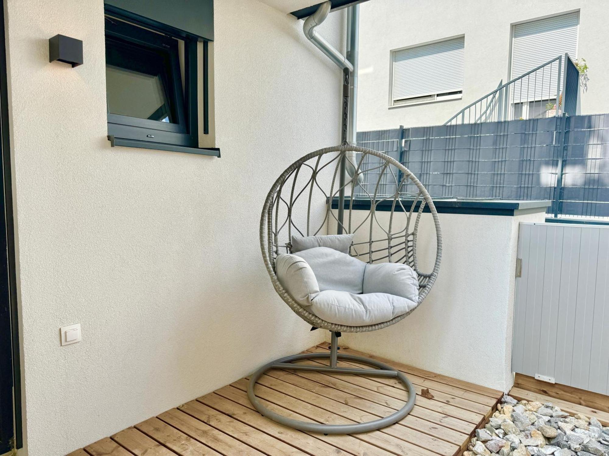 Modern Apartment With Balcony & Free Parking - Nearby Metro Відень Екстер'єр фото